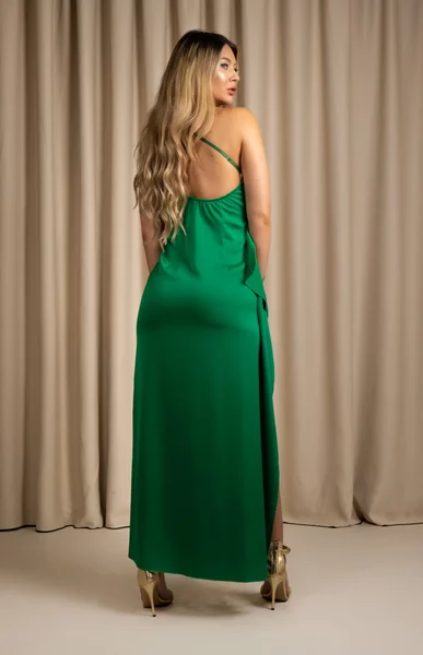 Rochie Lunga satinata cu umar gol - Verde Smarald